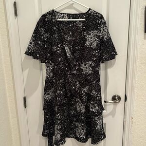Short blank and white flower print short  sleeved  dress
